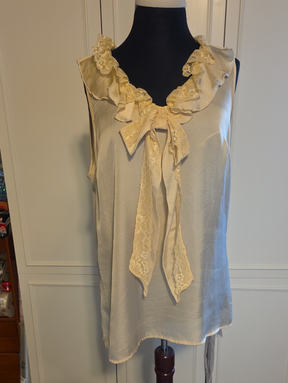 Adiva Cream Lace-Ruffle Bow Sleeveless Blouse